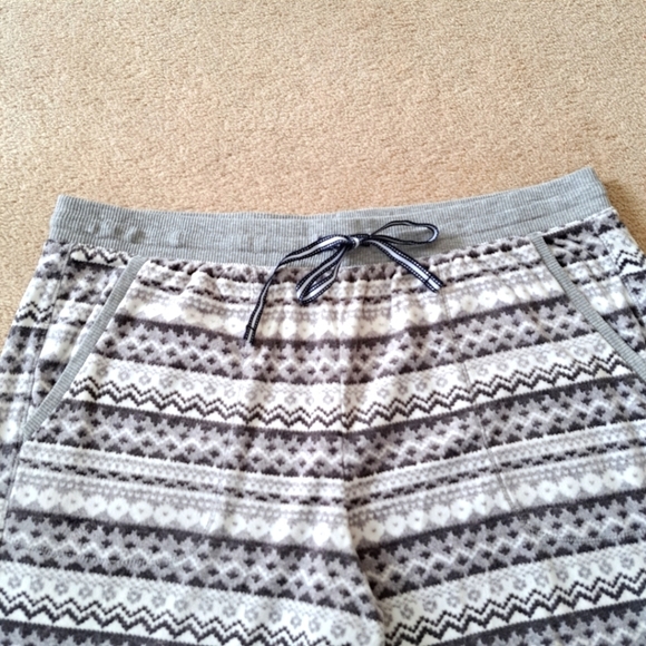 Nautica Pajama Set - 2  Piece Fleece Set Long Sleeved Soft Size Medium NWOT - Picture 9 of 13